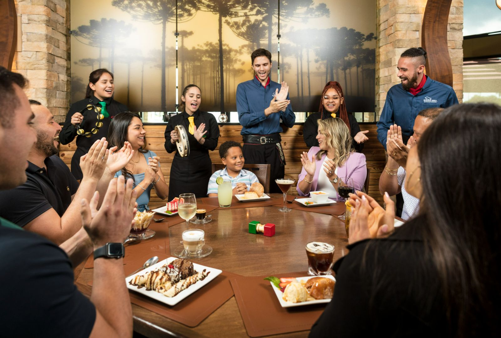 JOIN CLUB RODIZIO a group of people clapping at a table